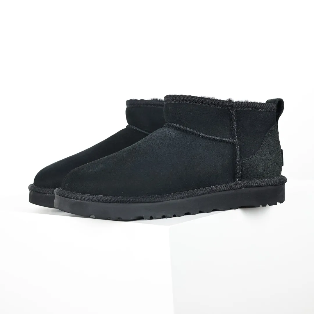 Pick up locally 💰480, core recommendation, good price UGG Classic MiNi basic low-top series, Xiaohongshu hot model, Henan Longfeng leather production, sheepskin integrated, top quality in the market, 2-3 cm cashmere insole, keeping warm in winter, suitable for home use. In the new year, uug launched a style series, which is partially biased towards the preferences of young consumers, and has also moved to the forefront of fashion trends. Shoe body material, water-repellent coated suede upper 17mm UGGPURE™ implanted wool insole Lightweight non-slip comfortable rubber outsole With brand LOGO Trademark Comes with full packaging Size: 35 36 37 38 39 40